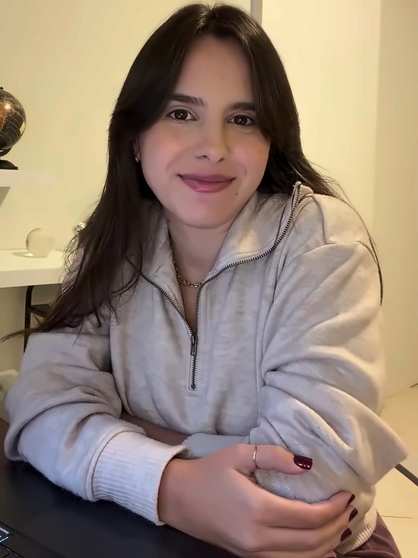 Nathalia Magalhães no escritório