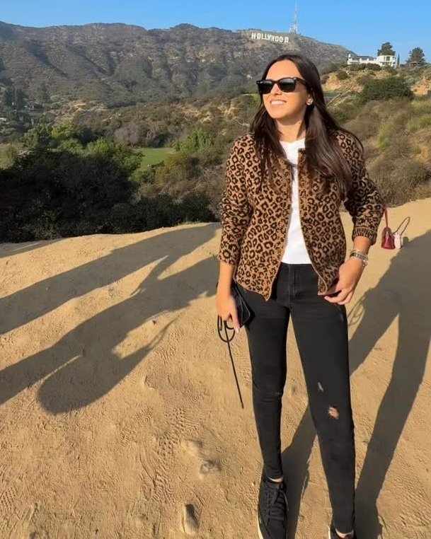 Nathalia Magalhães em uma trilha com vista para as colinas