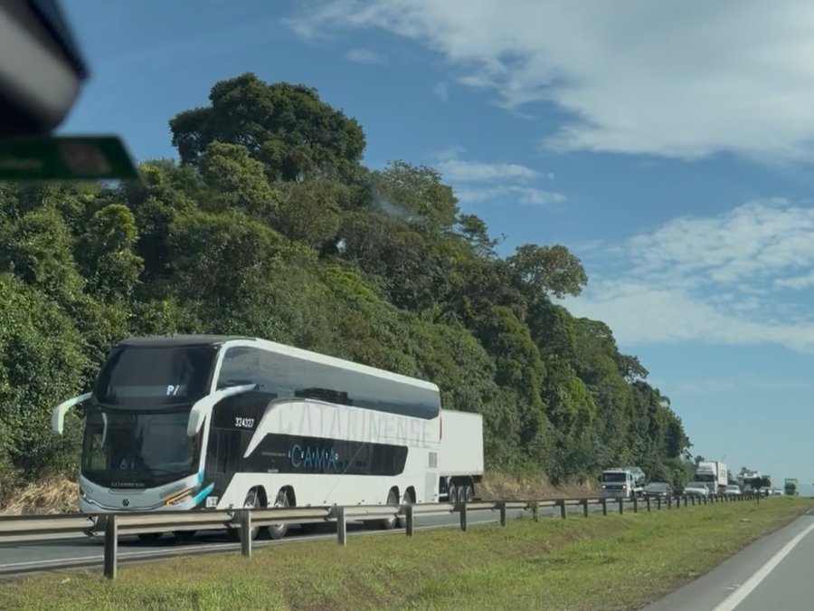Ônibus de viagem na estrada